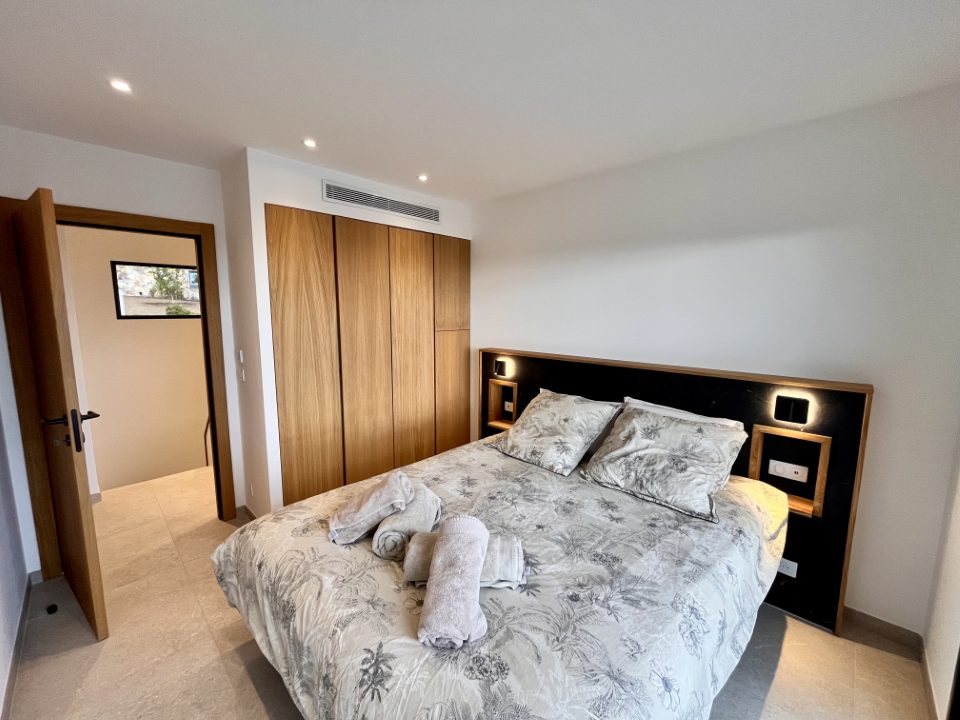 Chambre 2 : lit double, penderie en chêne et accès à la salle d’eau.